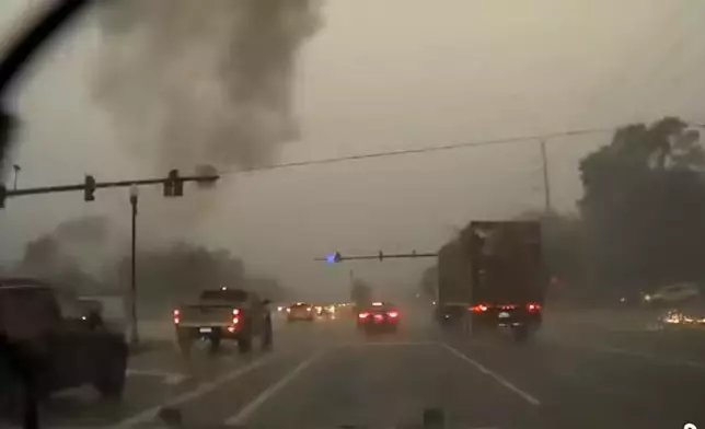 公路電纜遭雷電劈中爆火球閃藍光似電影特效。影片截圖