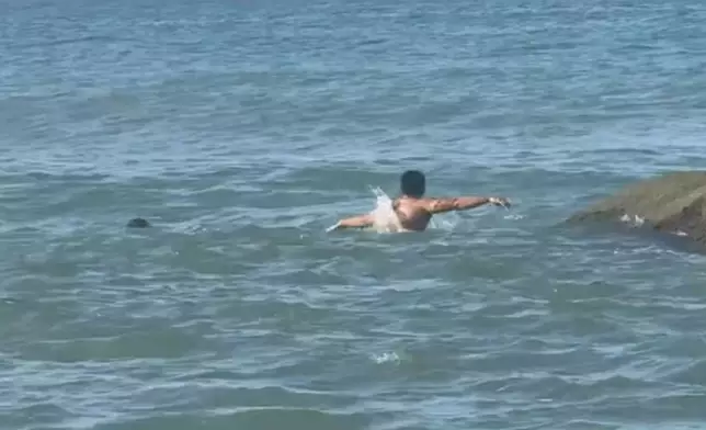 警員跳海勇救落水男，因結實胸肌及俊朗面容爆紅。影片截圖