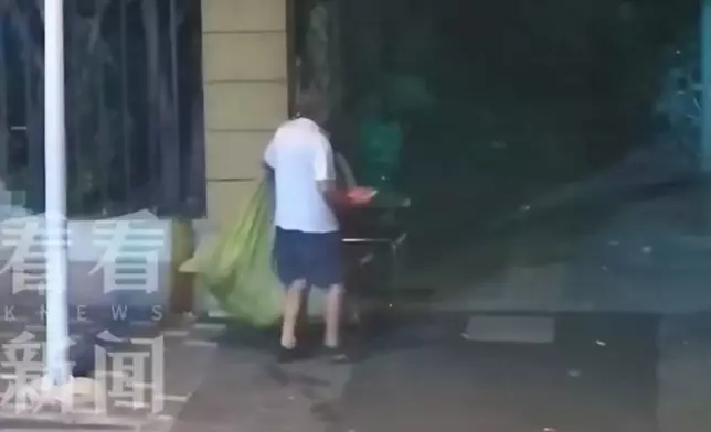 賊人偷西瓜坐街邊大快朵頤，數日連偷逾40個終被捕。影片截圖