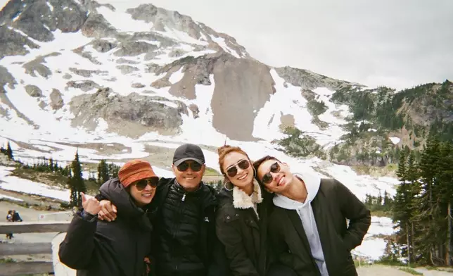 苗僑偉一家四口