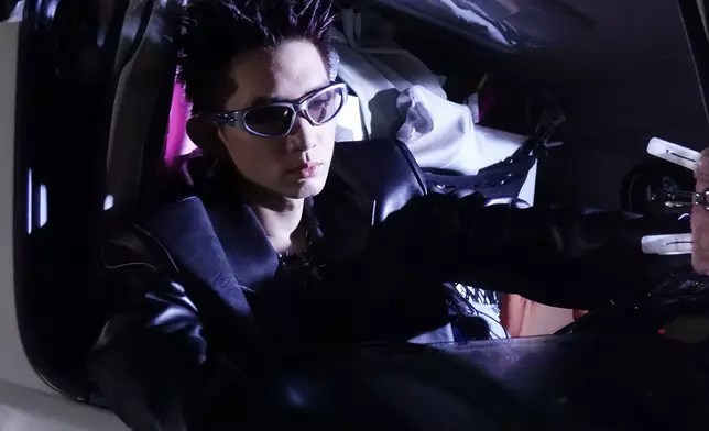 MIRROR隊長楊樂文（Lokman）型爆推出第二支個人單曲《FLY》。