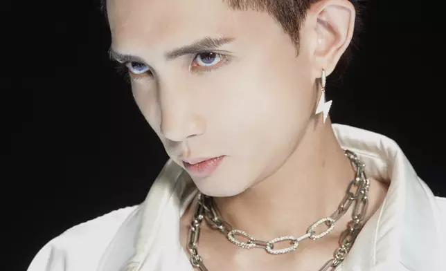 MIRROR隊長楊樂文（Lokman）型爆推出第二支個人單曲《FLY》。