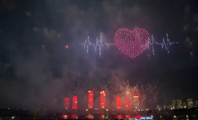 鄂爾多斯無人機焰火秀盛大舉行。巴士的報記者攝