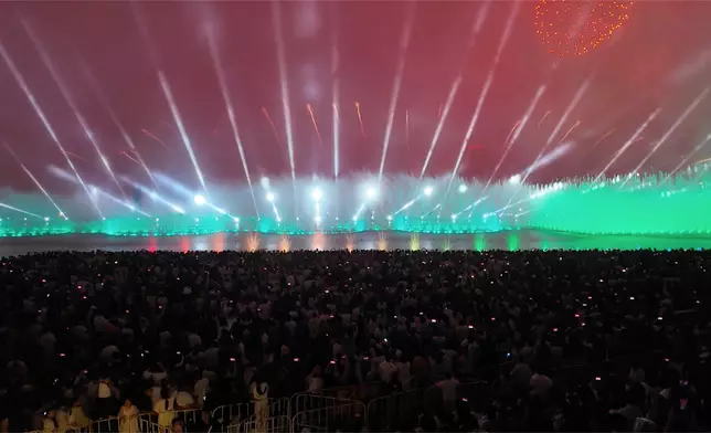 現場人山人海。巴士的報記者攝