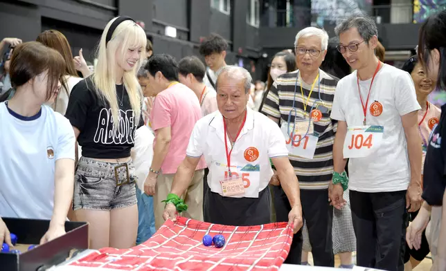 VALC等藝人除表演外，更成為皇牌，為每一組加分。