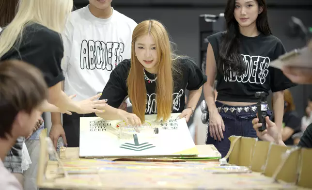 七位充滿活力的英皇娛樂藝人組成明星隊在台上為過百名參賽者作示範