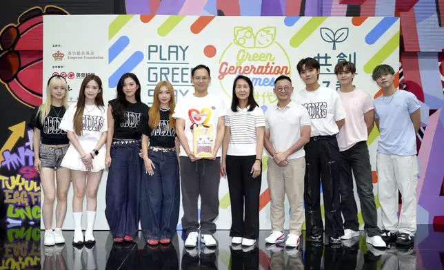 英皇集團副主席楊政龍、鄰舍輔導會總幹事馮綉文，與英皇娛樂藝人曾傲棐、黎展峯、黃明德及VIVA合照。