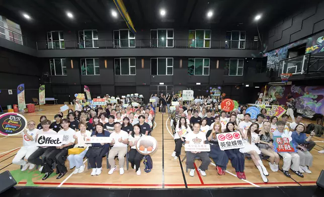 英皇集團副主席楊政龍、鄰舍輔導會總幹事馮綉文，與英皇娛樂藝人曾傲棐、黎展峯、黃明德及VIVA，與50位青年義工及50位長者一同大合照，寓意長青共融。