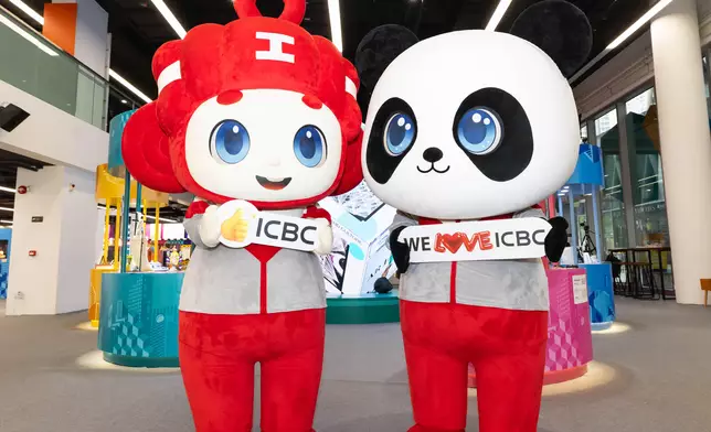 中國工商銀行（亞洲）全新品牌形象IP大熊貓「工小誠」（右）及如意結「工小連」（左）正式誕生。