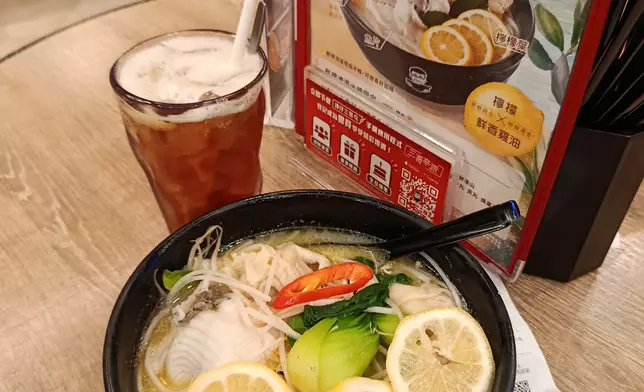 晚餐就是「譚仔三哥」的鮮檸清湯米線配飲品。FB圖片