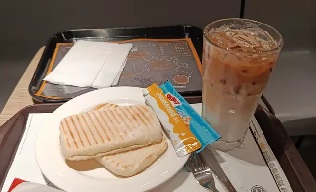 早餐是幫襯麥當奴，有奶醬意式飽、細薯條配凍咖啡。FB圖片