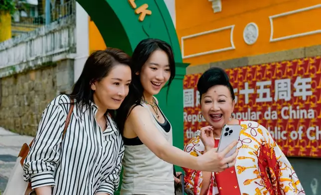 薛家燕、龔慈恩與林愷鈴（Ashley）拍攝短劇。