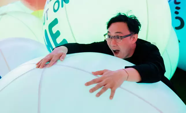 主題展覽呼應演唱會主題，分為「巡演時光隧道」、「主題自拍亭」、「無限減壓室」及「實驗室」幾個部分。