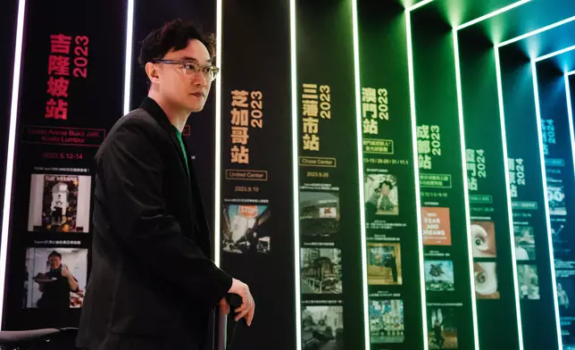 Eason率先體驗巡唱主題展覽館。