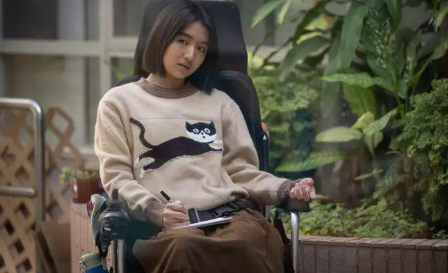 許恩怡飾演郭富城的女兒，即使全身只剩一根無名指能驅動電動輪椅，她仍要追尋夢想，甚至令曾經自暴自棄的父親也振作起來。