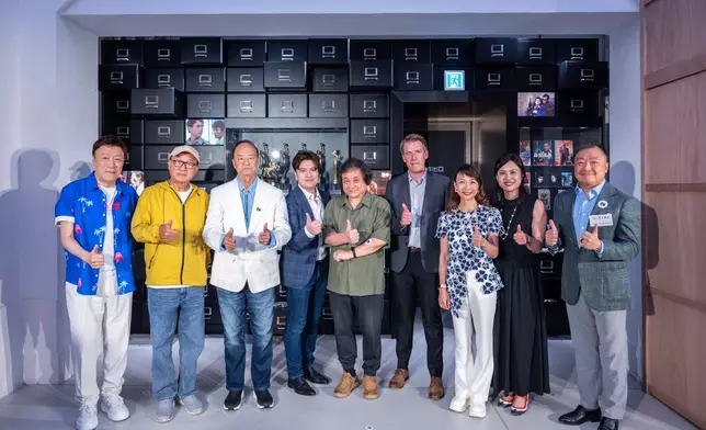 （由左至右）導演兼前警司陳欣健先生、著名電影人許冠文先生、《英雄本色 II》演員狄龍先生、展覽創意總監及聯合策展人陳詠燊先生、《邊緣人》導演章國明先生、聯合策展人溫祺德博士、大館文化藝術有限公司董事會委員陳頌瑛教授、大館總監張晶晶女士、東方表行主席兼董事總經理楊衍傑先生