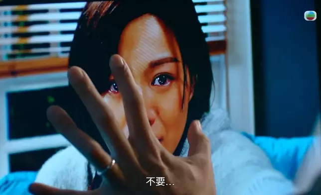 淚水藏在眼裏不掉下來，煞是感人。