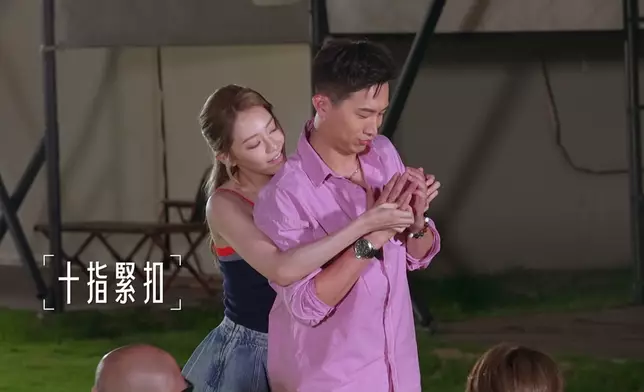 但去到「十指緊扣」，GM智商就離奇急降，個樣仲要一臉甜蜜，好賴皮。