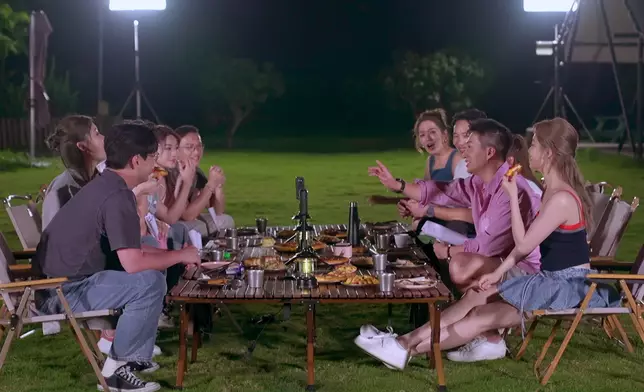 但好快GM就四両撥千斤咁解決咗個危機，氹到Sophie極開心。