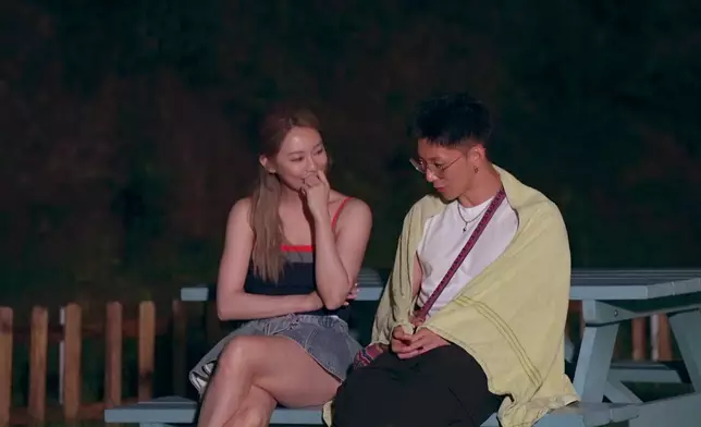 阿Him同Eddie輪流搵Sophie出去傾偈。