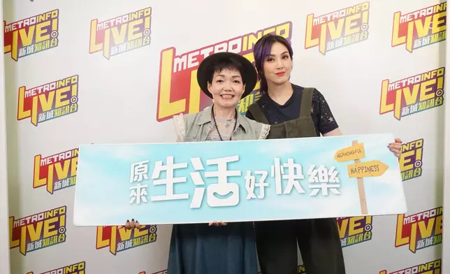 楊千嬅接受新城廣播《原來生活好快樂》訪問。