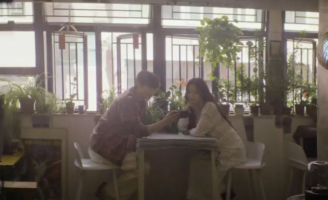 李鍾碩與文佳煐因旅遊到港而首次邂逅。Disney+提供圖片