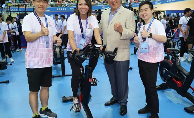 馬會董事黃嘉純（右二）和參加者合照。