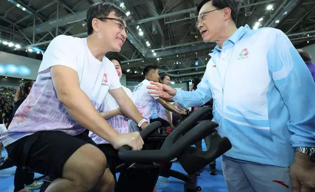 行政長官李家超和參加者交談。香港賽馬會圖片