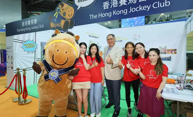 馬會董事黃嘉純（中）在馬會攤位留影。香港賽馬會圖片