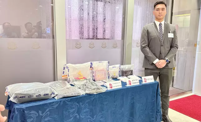 西九龍總區重案組第4B隊高級督察吳彥柏展示證物。