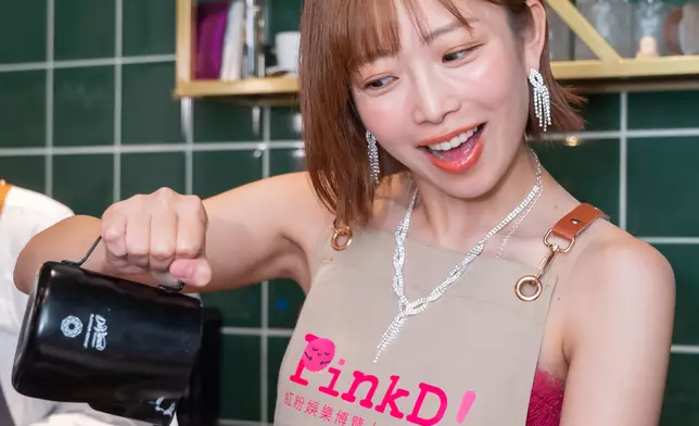 紗倉真菜化身為咖啡調製師泡製咖啡。