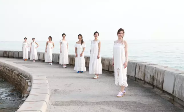 海邊拍攝，人靚景靚。（左起）7 施宇琪 Angela、6 朱文慧 Teresa、5 曾閱遙 Elysia、4 莫凡 Molly、3 蔡華英 Emily、2 甘詠寧 Phoebe、1 李尹嫣 Victoria