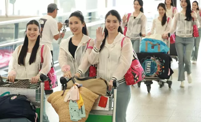 眾佳麗浩浩蕩蕩齊集機場，準備出發前往檳城拍攝。