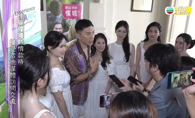 劉佩玥、袁偉豪率眾佳麗會見當地傳媒。