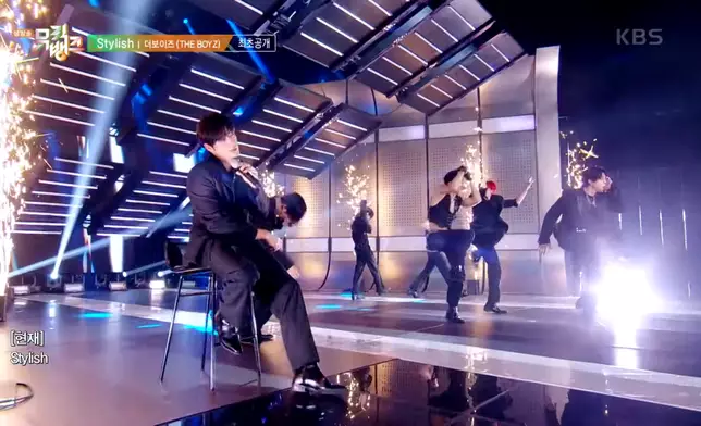 8月1日KBS《音樂銀行》的回歸舞台，賢在以坐在椅子上的方式參與演出。影片截圖