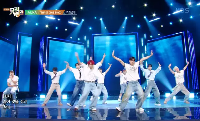 8月1日KBS《音樂銀行》的回歸舞台，賢在以坐在椅子上的方式參與演出。影片截圖