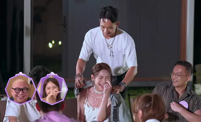 現場突然爆發「除衫潮」，笑咗。