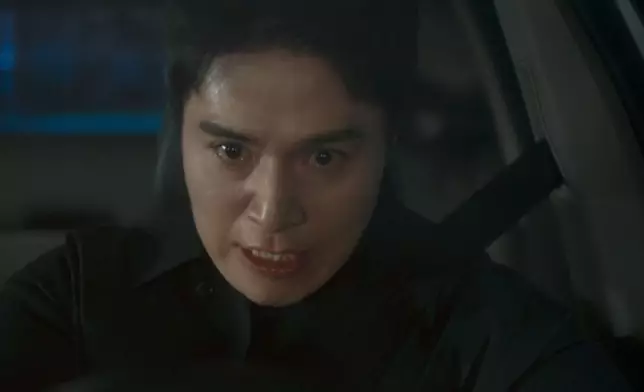 李棟旭招牌憂鬱眼神爆淚搥牆盡訴身不由己哀傷。Disney+提供圖片