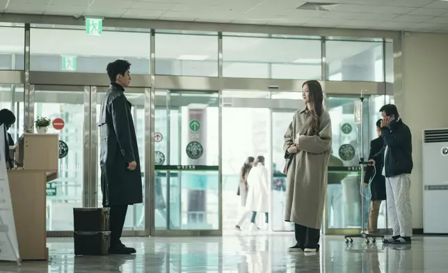 朴錫哲與初戀姜美英命運般地重逢。Disney+提供圖片