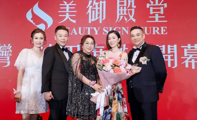 左二：營運總裁麥迪民先生。左三：行政總裁楊穎儀小姐。右一：董事長楊世禮先生