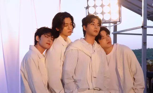 《6DAYS》內收錄多首全新未公開版本音樂。 DAY6 twitter圖片