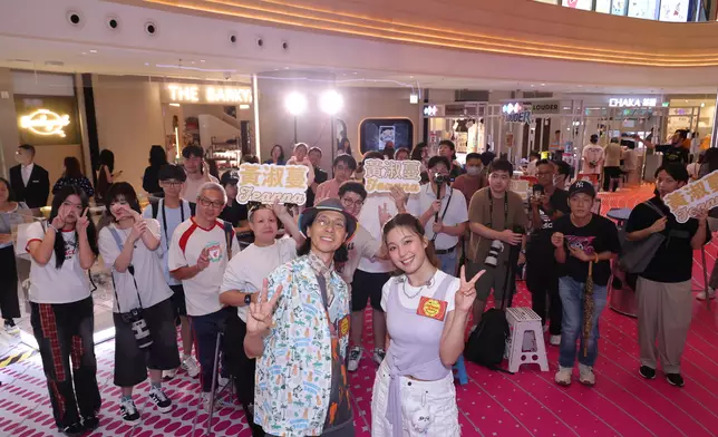 黃志淙、Feanna與現場觀眾合照。