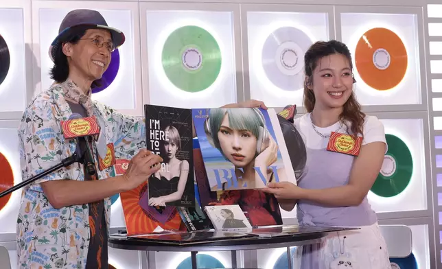 黃志淙為Feanna送上V Music虛擬偶像Vi的黑膠碟《Be Vi 》及其封面雜誌。