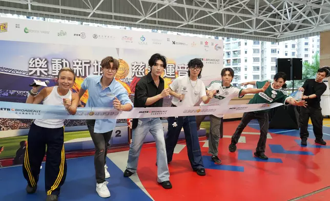 左起：主持黎莉與黎展峯、黃奕斌、林智樂、力臻、Michael C示範衝線。