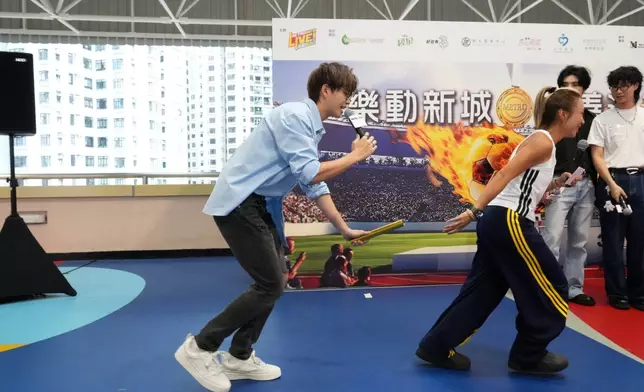 黎展峯與主持黎莉示範接力交棒。