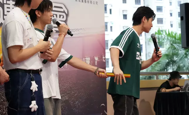 力臻與Michael C示範接力交棒。