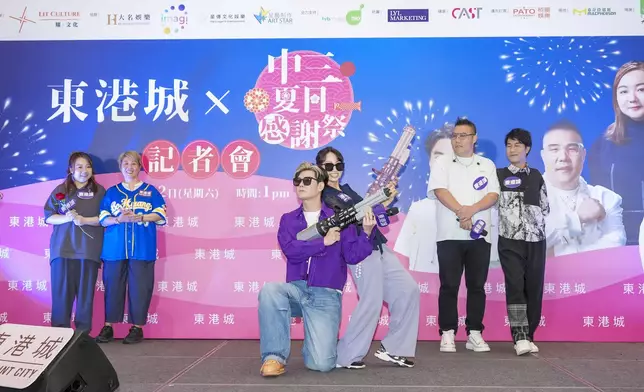 張與辰與粉絲化身經典科幻電影「黑超特警組」的雙人組合。