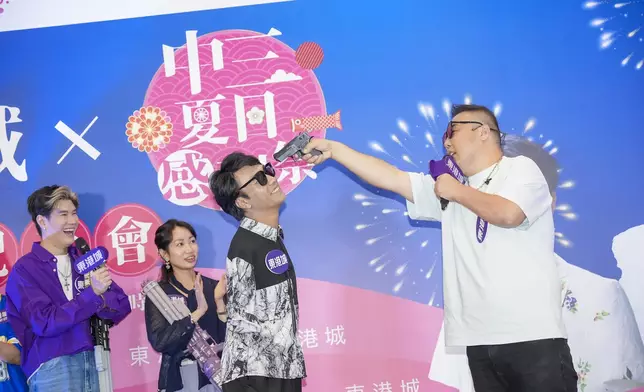 劉洋李金凱則繼續拍住上，一個扮拿槍掃射，一個扮扮中槍。