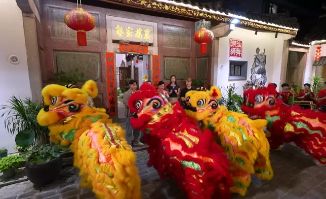 「至醒隊」帶家燕姐欣賞舞獅表演。