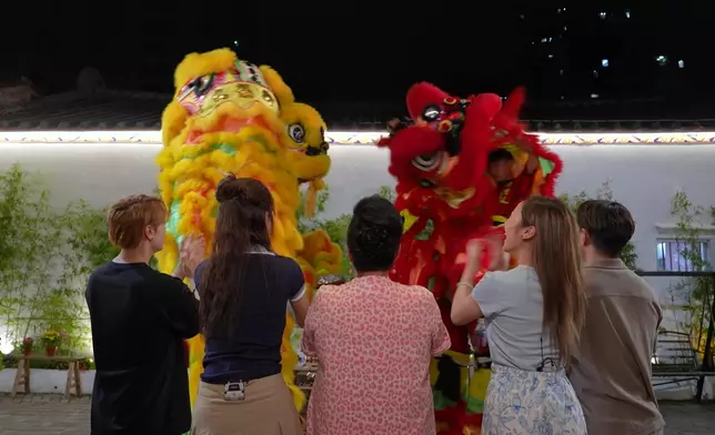 「至醒隊」帶家燕姐欣賞舞獅表演。